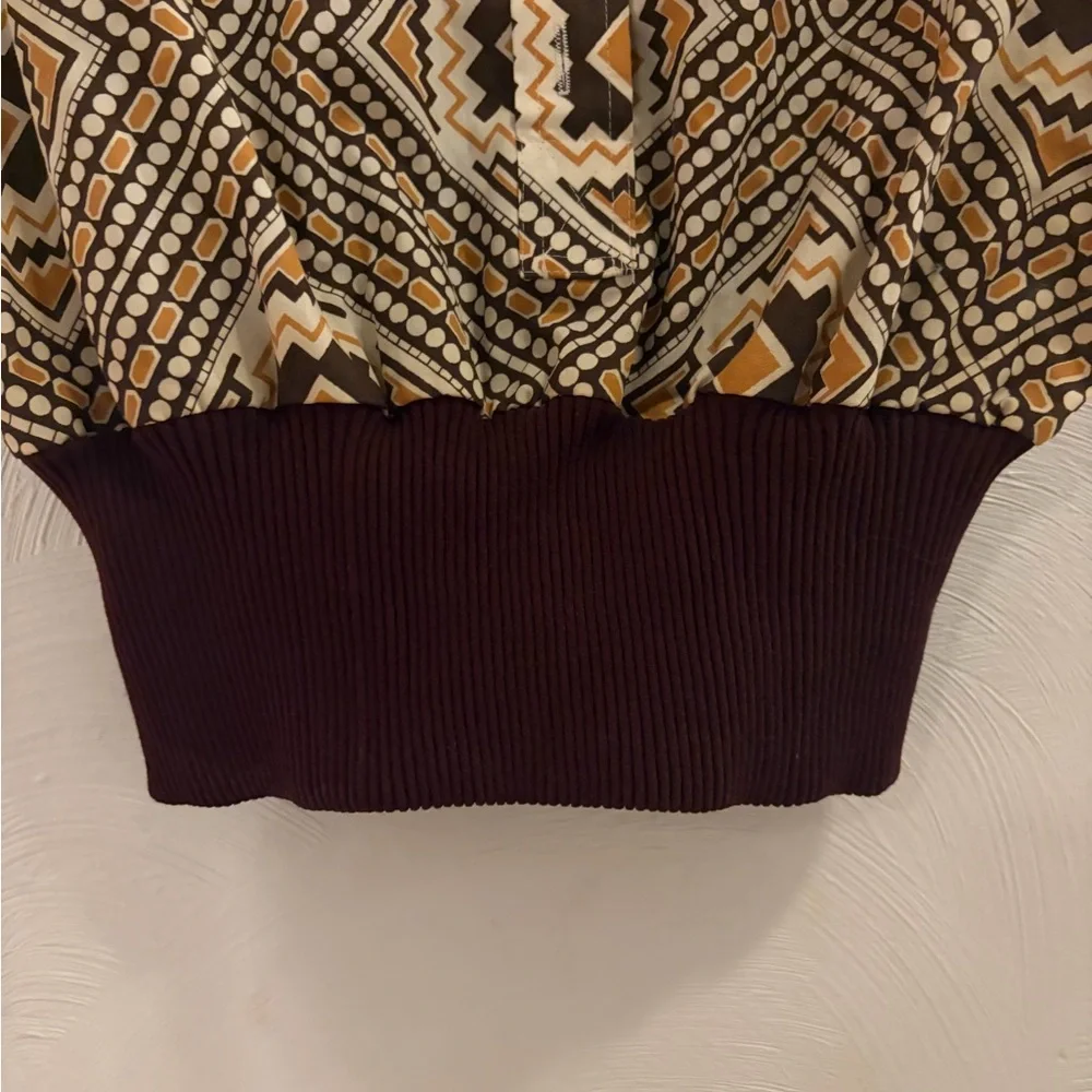 Geometric Patterned Short Sleeve Top - Picture 4 of 7